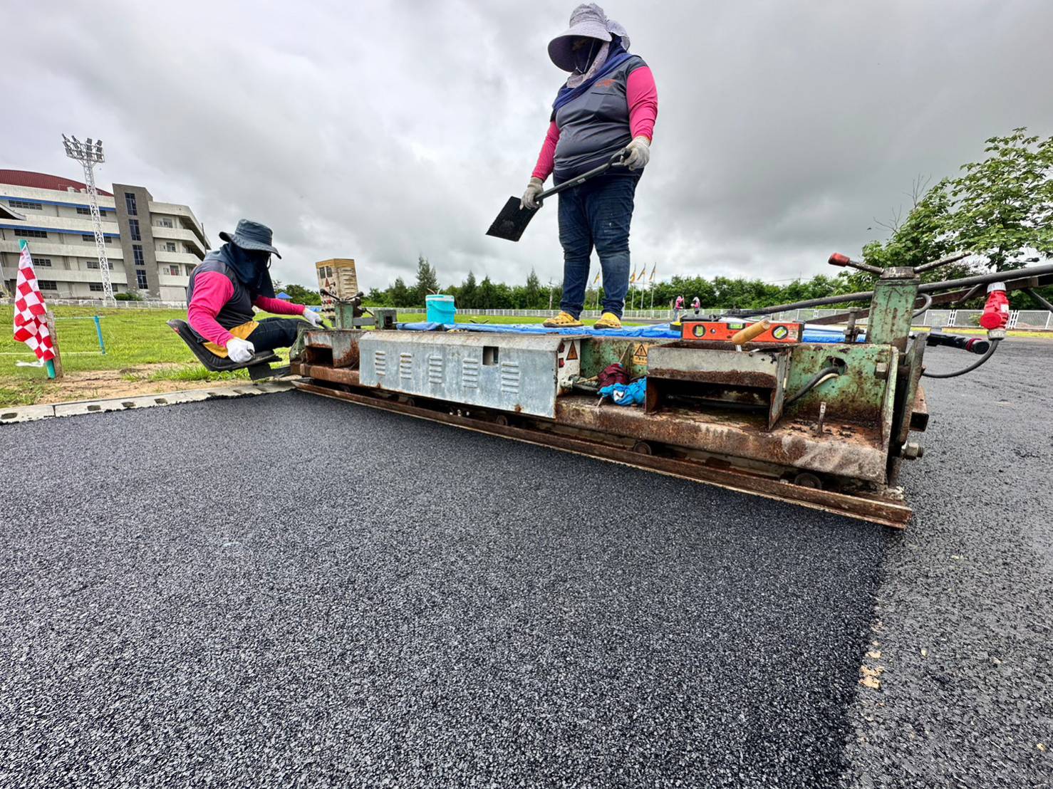 เคลือบพื้นลู่วิ่งและทางเดินสนามกีฬา